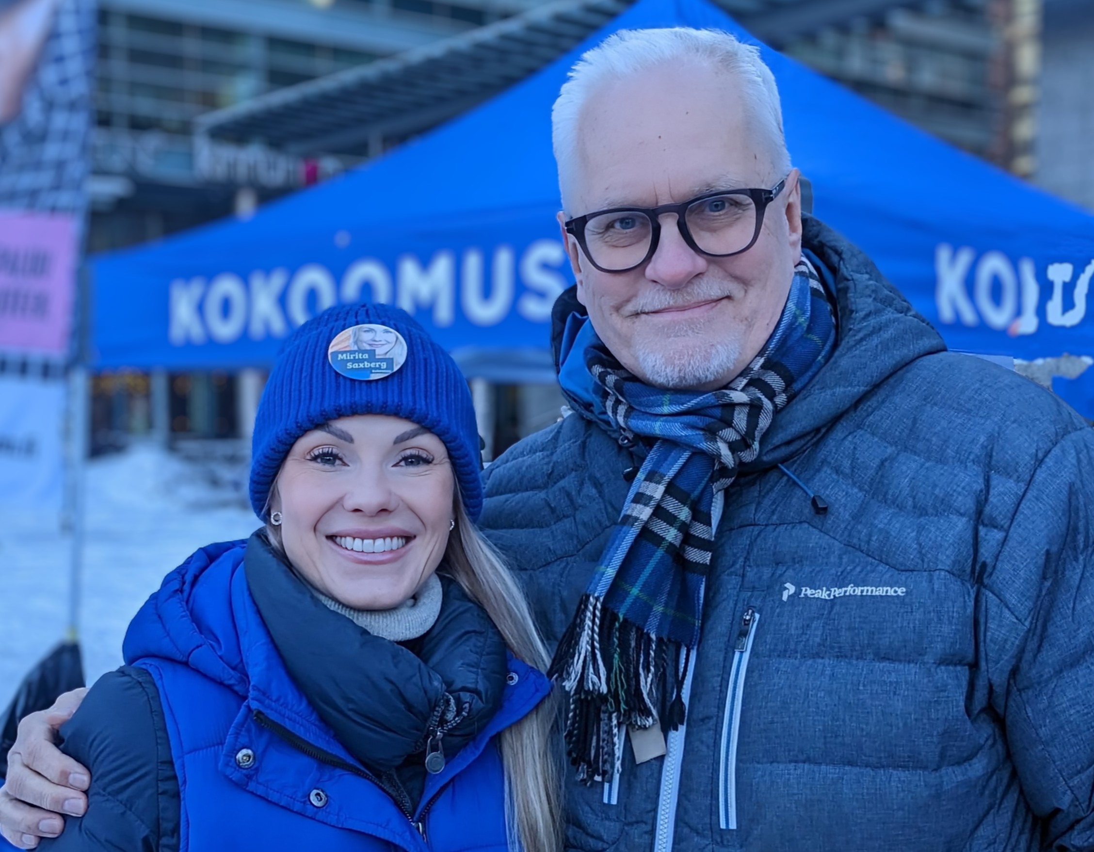 MEP Petri Sarvamaa ja valtuutettu Mirita Saxberg yhdessä Kokoomuksen teltan edessä